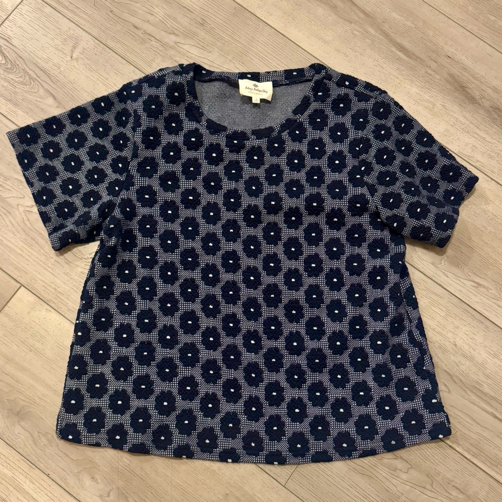 Betsy’s Boutique Textured Floral Tshirt Size Small